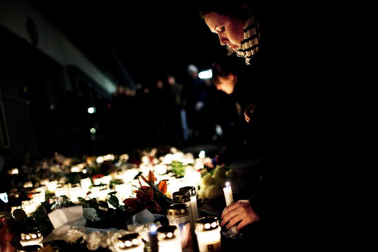 Drabet på Jonas Thomsen Sekyere rystede mange i København, hvor det blandt andet udløste demonstration mod knivvold i nattelivet. Her tændes stearinlys og lægges blomster på gerningsstedet.   Foto: Ditte Valente