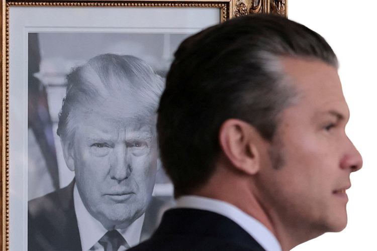Den amerikanske forsvarsminister Pete Hegseth står foran et portræt af den amerikanske præsident Donald Trump i Det Hvide Hus i Washington D.C. Foto: Jonathan Ernst/Ritzau Scanpix