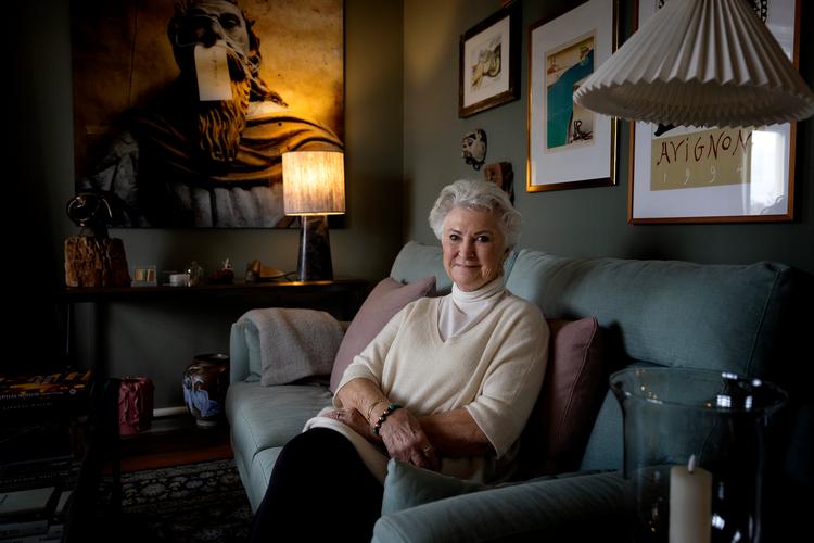 Efter sin mands død flyttede Susanne Højriis til en lejlighed i Hellerup, som hun har indrettet med kunst i alle rum.  Foto: Finn Frandsen