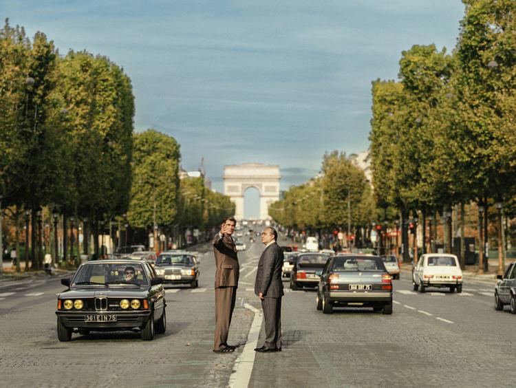 Claes Bang spiller den danske arkitekt Johan Otto von Spreckelsen, der overraskende vandt konkurrencen om at fuldende aksen mellem Louvre og den gamle triumfbue i Paris.  'Menneskehedens triumfbue', som den nye bygning bliver kaldt, blev Spreckelsens hovedværk.  Foto: Camera Film