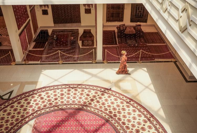 Tæppemuseet i Ashgabat. Tæpperne har godt af sollys – og af at blive gået på, men kun med bare fødder.  Foto: Christina Blangstrup Dahl
