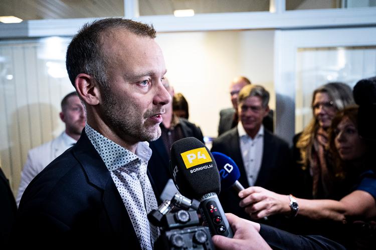 Frederik Tolstrup fra Venstre bliver under valgaftenen i november interviewet af journalister fra TV 2 Bornholm og P4 Bornholm. Han kalder en potentiel nedlægning af den lokale TV 2-region for en katastrofe.  Foto: Nils Meilvang/Ritzau Scanpix