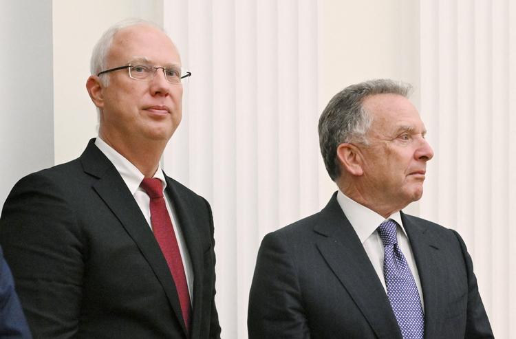 Den russiske præsidentudsending Kirill Dmitriev og den amerikanske præsident Donald Trumps særlige udsending Steve Witkoff deltager i et møde med den russiske præsident Vladimir Putin i Kreml i Moskva, Rusland, den 2. december 2025.  Foto: Kristina Kormilitsyna/Ritzau Scanpix