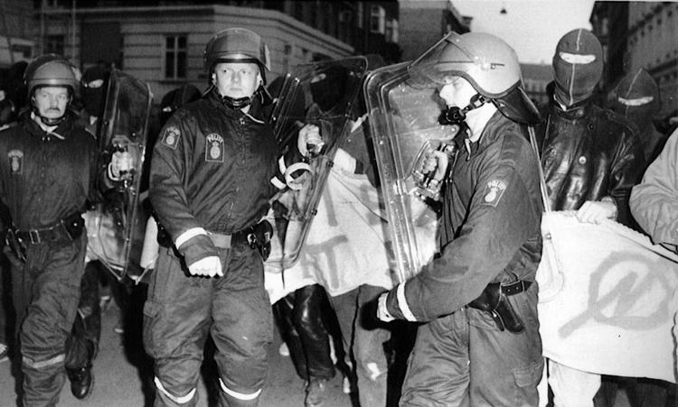 I 1988 kom det til flere sammenstød mellem bz'ere og politi på Nørrebro i København. Billedet er fra 15. september det år. Her demonstrerede hundredvis af bz'ere for det besatte hus i Baldersgade.  Arkivfoto: Lars Krabbe