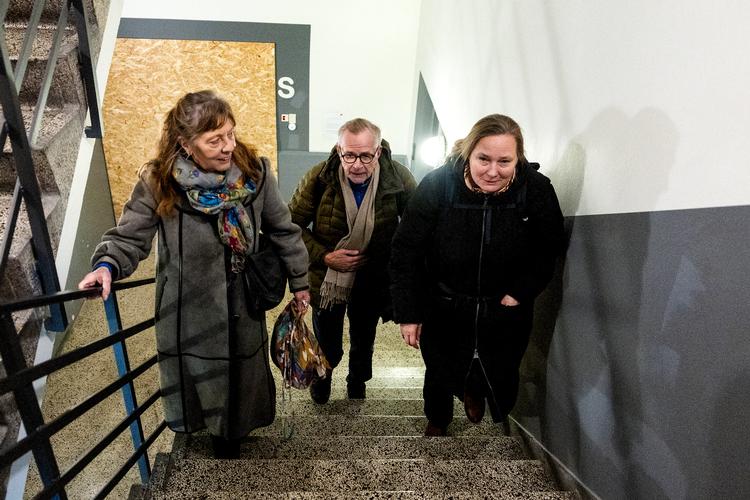 Det kræver et stort benarbejde fra en initiativgruppe, hvis en udlejningsejendom skal omdannes til andelsboligforening. På ganske kort tid skal der både skaffes et økonomisk overblik, og alle beboere skal informeres. Fra venstre Helle Dittmann, Lasse Wacher Wøhlk og Louise Andersen, der sidder i initiativgruppen for lejerne i en stor ejendom på Amager. Foto: Finn Frandsen