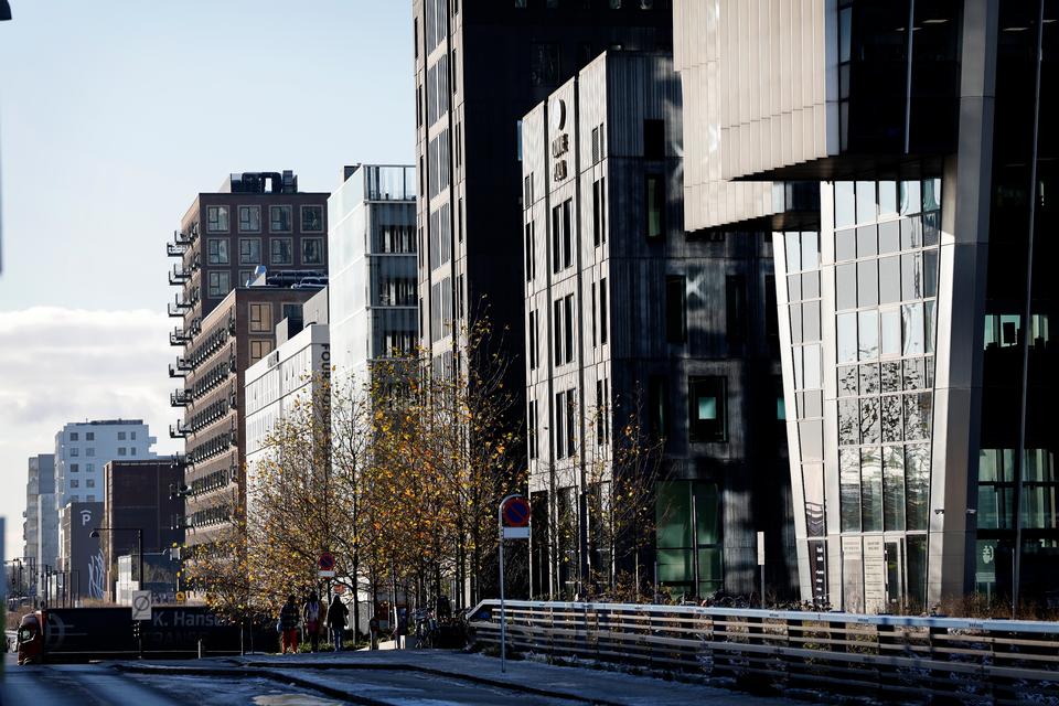   Trukket sammen af en telelinse kan byrummet langs boulevarden se myldrende ud, men der er langt mellem indgangsdøre. Foto: Jens Dresling