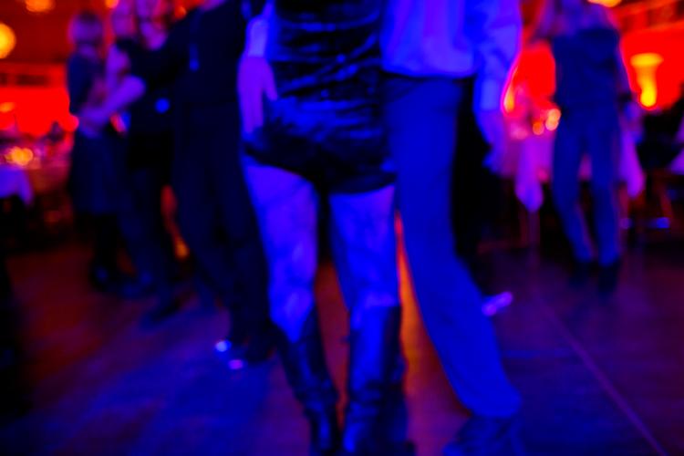 Julefrokosten er sløret og småstorliderlig. Her et arkivbillede fra en julefrokost i København, hvor der sikkert var samtykke til hånden på hoften. Foto: Mads Nissen