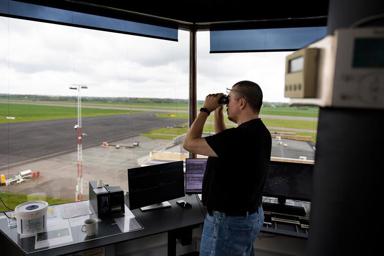 Er det en drone? Er det Putin? Eller er det Fanden selv, der er på spil over det danske himmelrum, når indtil flere danskere mener at have spottet uidentificerede objekter? Tendensen til at tro, at man har set noget, som måske, måske ikke er der, er i hvert fald langtfra ny; den skrev Holberg også om i 1721.  Foto: Finn Frandsen