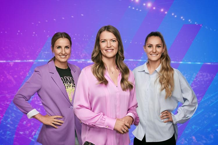 På TV 2 hedder eksperterne Lærke Møller (tv.) og Sofie Bæk (th.). Den dynamiske duo flankeres af vært Heidi Møller Sindberg (midten). PR-foto: TV 2