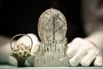 Ægget er besat af flere end 3000 diamanter. Det er et af i alt 43 Fabergé, som stadig findes. Syv er forsvundet.  Foto: Henry Nicholls/Ritzau Scanpix