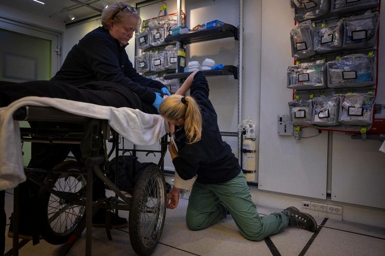To ease the load on emergency services in the hectic December rush, the Capital Region has brought treatment straight to the nightlife. A mobile clinic by City Hall Square helps those injured on nights out in Copenhagen. In 2023, 18-year-old Carl Lawaetz had been out for under half an hour when an accident happened and his shoulder dislocated. Foto: Mads Nissen