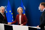 Humøret var højt, da energikommissær Dan Jørgensen præsenterede nattens aftale om, hvordan EU kommer helt ud af russisk energi sammen med kommissionsformand Ursula von der Leyen og direktør for det internationale energiagentur (IEA) Fatih Birol Foto: Nicolas Tucat/Ritzau Scanpix