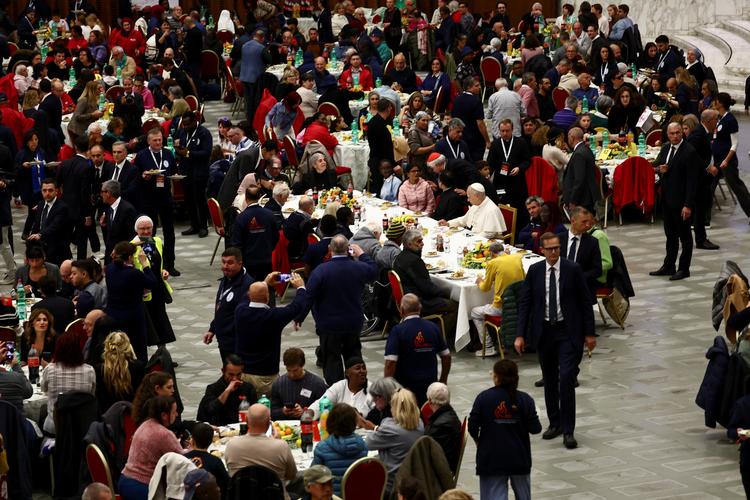 Pave Leo XIV deltog i november i Vatikanets frokost for de fattige med en gruppe transkvinder – herunder en sexarbejder – blandt de 1.300 inviterede gæster. Foto: Yara Nardi/Ritzau Scanpix