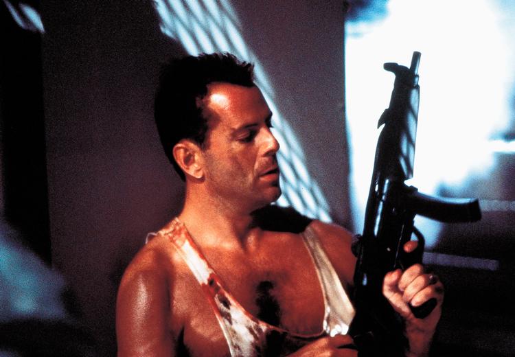 I 'Die Hard', der udkom i 1988, spiller Bruce Willis rollen som politibetjenten John McClane, der kommer på overarbejde juleaften. Men er det overhovedet en julefilm? Foto: 20th Century Fox / Album/Ritzau Scanpix