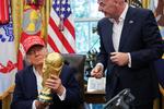 USA's præsident, Donald Trump, og Fifa-boss Gianni Infantino har gentagne gange optrådt sammen ved offentlige seancer i Det Hvide Hus – som her da Trump fik overrakt VM-trofæet. Foto: Jonathan Ernst/Ritzau Scanpix