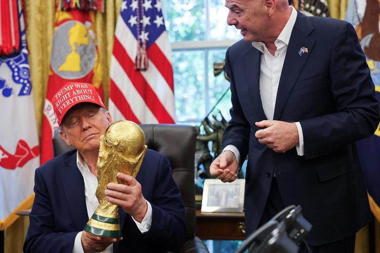 USA's præsident, Donald Trump, og Fifa-boss Gianni Infantino har gentagne gange optrådt sammen ved offentlige seancer i Det Hvide Hus – som her da Trump fik overrakt VM-trofæet. Foto: Jonathan Ernst/Ritzau Scanpix