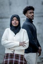 Nasra hjalp sin lillebror Mohamed med både læsning og lektier, da de voksede op. Siden 2013 er andelen af efterkommere med en videregående uddannelse steget fra 27 procent til 50 procent i 2023.  Foto: Mads Nissen