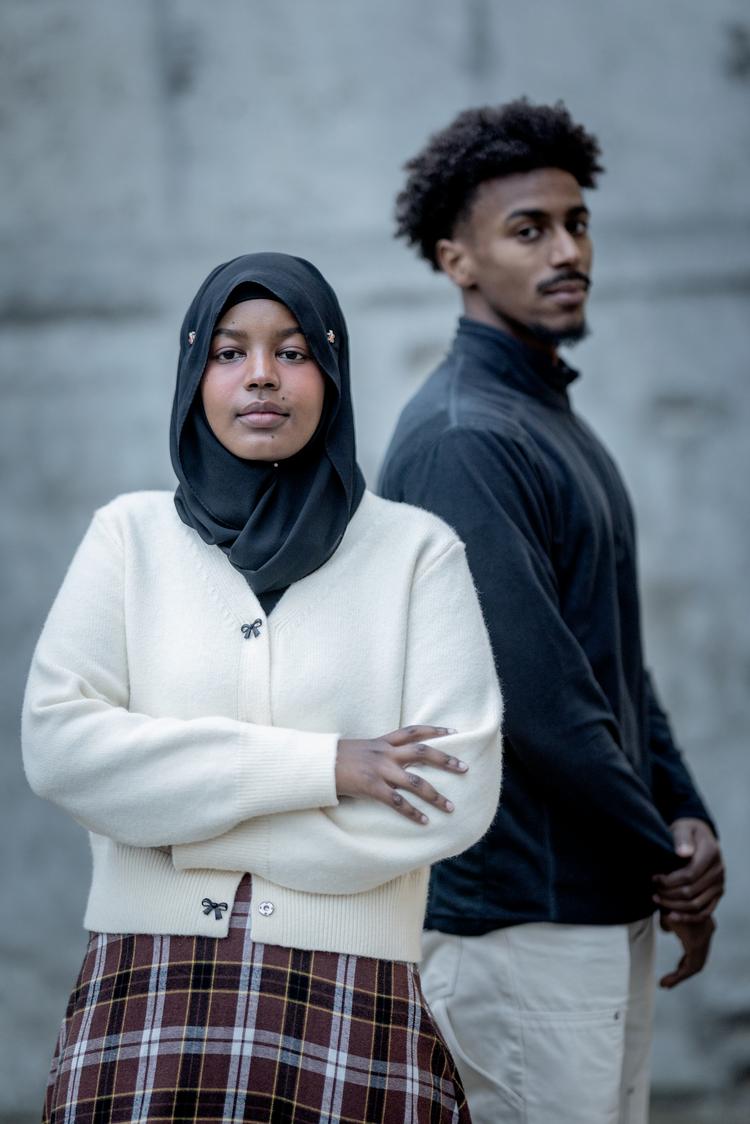 Nasra hjalp sin lillebror Mohamed med både læsning og lektier, da de voksede op. Siden 2013 er andelen af efterkommere med en videregående uddannelse steget fra 27 procent til 50 procent i 2023.  Foto: Mads Nissen