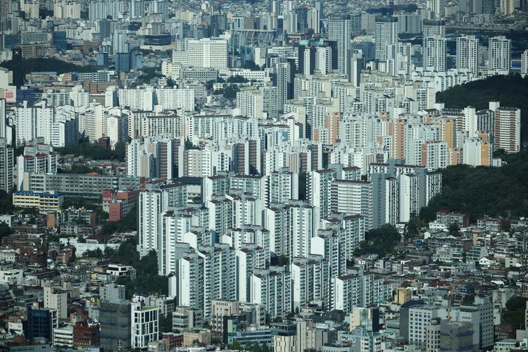 Myndighederne i Sydkorea har anholdt fire personer, der er mistænkt for at have hacket 120.000 overvågningskameraer i private hjem og have brugt optagelserne til at lave seksuelt materiale. Kameraerne var lette at hacke, da de havde sårbare passwords. Den slags kriminalitet vil »kun blive værre«, siger professor. Foto: Kim Hong-ji/Ritzau Scanpix