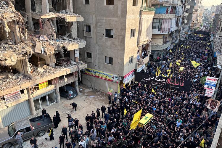 Hizbollah afholder en begravelsesceremoni for den militære kommandør Haytham Ali Tabatabai og fire andre medlemmer, der blev dræbt i det israelske angreb på Dahieh-distriktet i Beirut 23. november.  Foto: Houssam Shbaro/Ritzau Scanpix