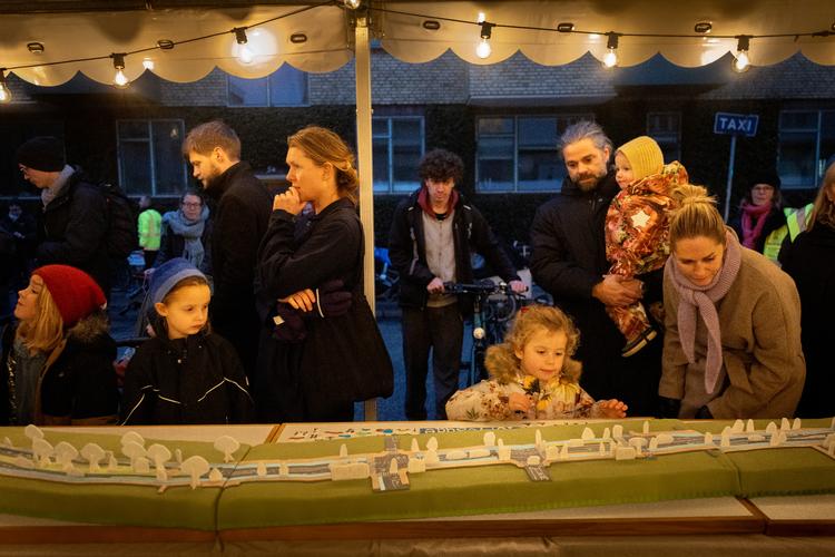 Da det første spadestik til vejombygningen blev taget, kunne christianshavnerne besøge en model af gadens kommende indretning ved et arrangement i Dronningensgade. Foto: Mads Nissen