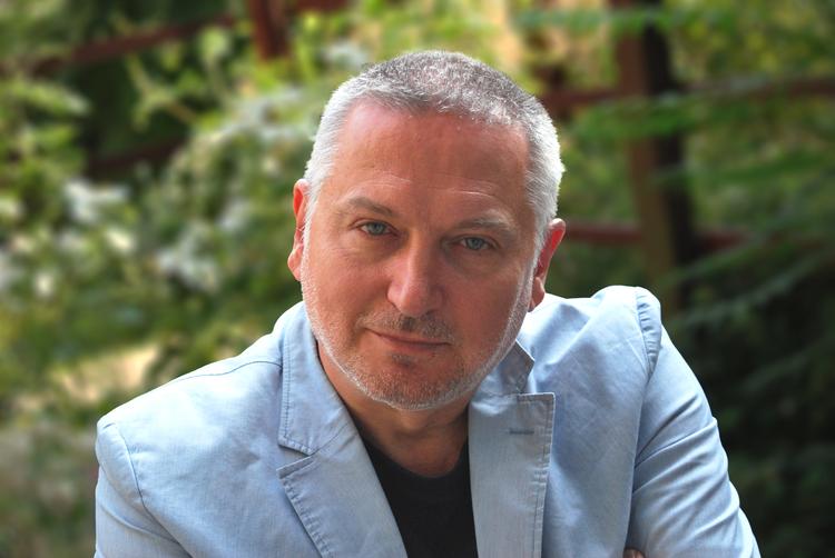 Den bulgarske forfatter Georgi Gospodinovs nye værk ’Gartneren og Døden’ er en nøgtern og personlig rejse ind i det skyggeland, som stadig tættere omslutter den dødssyge far.  Foto: Pr-foto