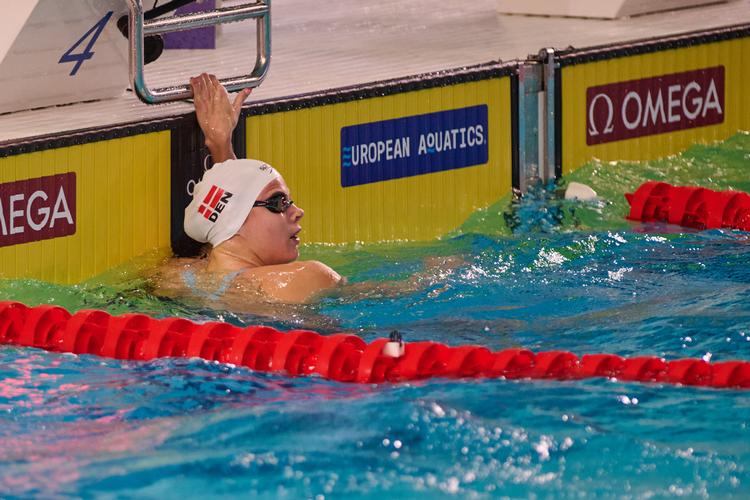Med guld i 50 meter butterfly vandt Martine Damborg Danmarks medalje nummer 100 ved kortbane-EM, selv om hun kun var nummer seks ved vendingen efter 25 meter. Foto: Ireneusz Wnuk/Ritzau Scanpix