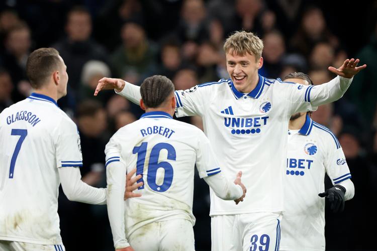 FCK's Viktor Dadason scorede kampens første mål i Esbjerg. Her ses han efter også at have scoret det første mål i FCK's sejr over FC Kairat Almaty i Champion Leauge. Foto: Jens Dresling