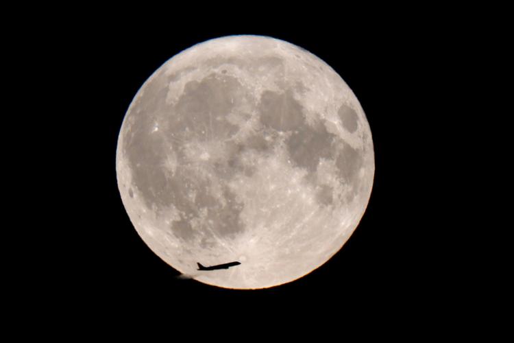 Et fly passerer en supermåne over Brønshøj. Foto: Jens Dresling
