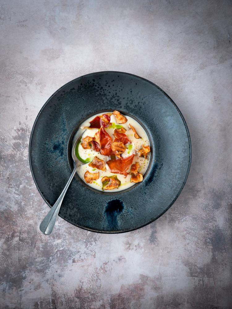 Jordskokkesuppe smager helt vidunderligt med en let tone af nødder. Man kan enten vælge dem, der skal skrælles, eller danske øko-jordskokker, som har en tynd skræl. Foto: David Bering / Montgomery