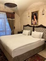 Jeg sover tungt og godt i den bløde seng under det hvælvede loft. Det føles som at sove i en hule. 