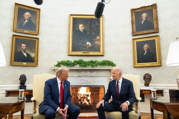 Markant anderledes – og i tråd med traditionen langt mere nøgternt – fremstod Det Ovale Værelse i november 2024, da Joe Biden tog imod Donald Trump efter valgsejren. Foto: Evan Vucci/Ritzau Scanpix