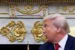 Selv rulletrapperne i Trumps bibliotek skal være i guld. Her ses han i Det Hvide Hus' ovale værelse foran kaminen, som han har fået prydet med gyldne detaljer. Foto: Evelyn Hockstein/Ritzau Scanpix