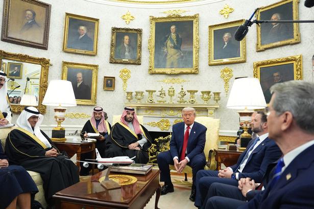 Sådan så det ud, da Donald Trump mødtes med Saudi-Arabiens kronprins Mohammed bin Salman i Det Ovale Værelse i november 2025. Foto: Evan Vucci/Ritzau Scanpix