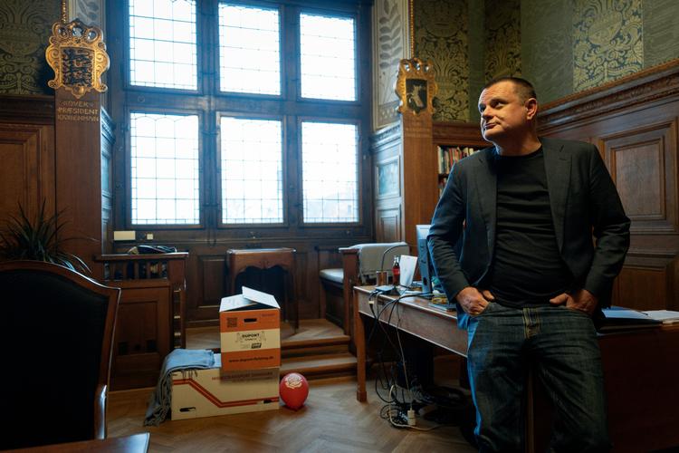 Lars Weiss har været vikarierende overborgmester hele to gange. Flyttekasserne på gulvet viser ifølge ham selv, at han aldrig havde ambitioner om at blive overborgmester permanent. Nu stopper han i politik. Foto: Mads Nissen