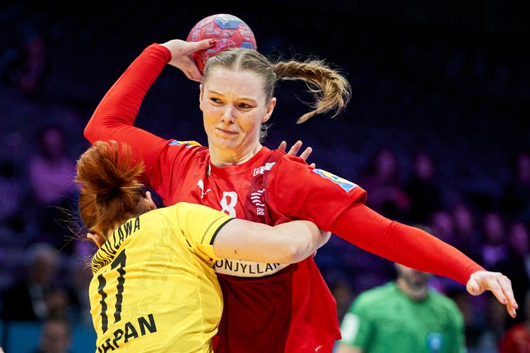     Anne Mette Hansen i en typisk situation. Med sin mægtige fysik vifter hun alt væk på sin vej mod målet.  Her er det i den indledende VM-kamp mod Japan. Foto: Thomas Traasdahl/Ritzau Scanpix