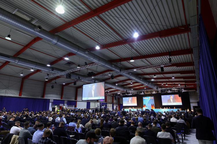 Alexander Eichwalds tale var så ekstrem, at de unge AfD’ere i messehallen i Giessen diskuterede, om de mon havde været vidner til et stykke politisk satire orkestreret af aktivister på den yderste venstrefløj. Foto: Thilo Schmuelgen/Ritzau Scanpix