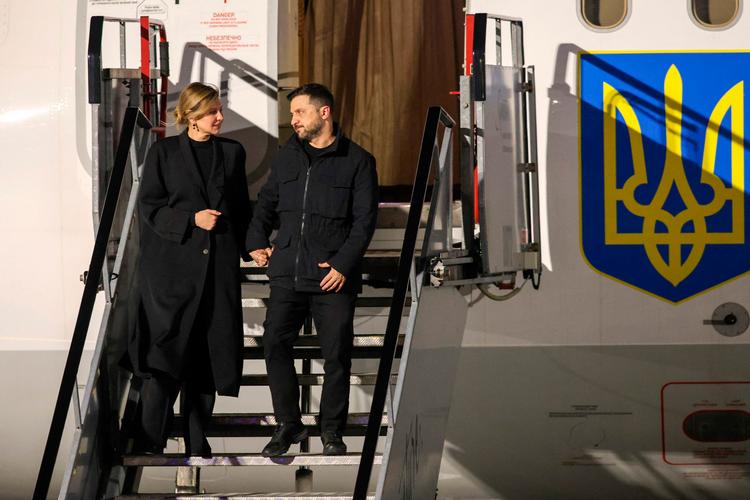 Volodymyr Zelenskyj  og hans ægtefælle Olena Zelenska ankom uskadte til lufthavnen i Dublin. Foto: Paul Faith/Ritzau Scanpix