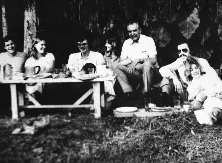 Josef Mengele ses her som tredje person fra højre under en picnic med venner i Sao Paolo.  Foto: Ap/Ritzau Scanpix