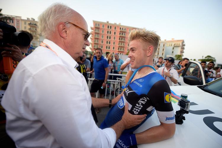 Yvan Vanmol og rytteren Julien Vermote ses her i 2016 til VM i landevejscykling. Han har som læge arbejdet med cykelryttere siden 1980'erne. Men han har også en stor interesse for kunst.  Foto: Yorick Jansens/Ritzau Scanpix