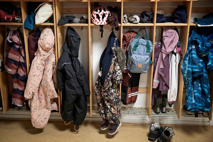 Småbørnsfamilier landet over kunne se frem til at spare op til 3.200 kroner pr. barn i daginstitution næste år, men nu bliver det først fra 2027, at alle får besparelsen. Foto: Jens Dresling