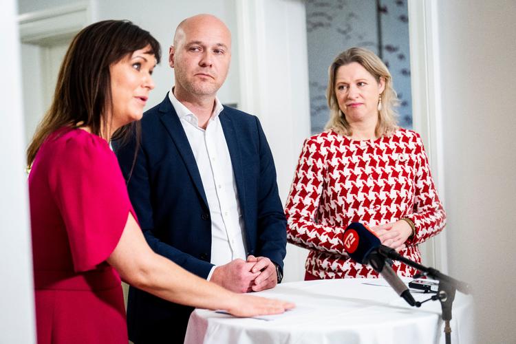 Der var på pressemødet enighed om, at det kommer til at tage tid at løfte psykiatrien. Fra venstre er det indenrigs- og sundhedsminister Sophie Løhde (V), formand for Danske Regioner Anders Kühnau (S) og social- og boligminister Sophie Hæstorp Andersen (S). Foto: Ida Marie Odgaard/Ritzau Scanpix