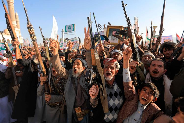 Houthi-tilhængere fejrede 30. november Yemens uafhængighedsdag, årsdagen for afslutningen af det britiske styre i 1967. Houthierne sidder på det meste af det nordlige Yemen. Nu har en separatistgruppe taget kontrollen over den østlige del af Yemen.  Foto: Mohammed Huwais/Ritzau Scanpix