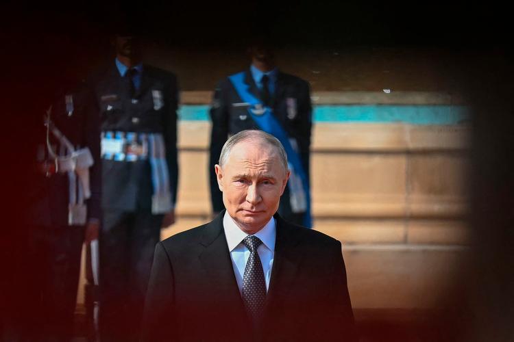 »Vi vil ikke kæmpe mod Europa, hvilket jeg allerede har sagt 100 gange – men hvis Europa pludselig beslutter at kæmpe mod os og indleder angreb, er vi forberedt på at svare igen«, sagde præsident Putin tirsdag forud for et møde med USA's særlige udsending, Steve Witkoff. Foto: Sajjad Hussain/Ritzau Scanpix