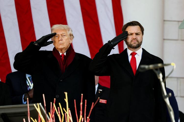 Den amerikanske præsident Donald Trump og vicepræsident JD Vance hilser under en Veterans Day-ceremoni på Arlington National Cemetery i Arlington, Virginia, USA, 11. november 2025. Foto: Kevin Lamarque/Ritzau Scanpix