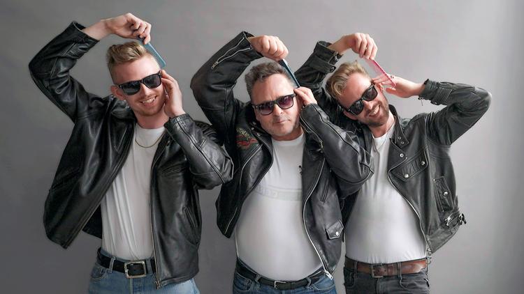 Aarhusianske Mek Pek og sønnerne Emil og Anton Falk er de sympatiske hovedpersoner i andet afsnit af anden sæson af DR's serie '​Født i rampelyset'.    Pr-foto: Framegrab/Grafik: Anne-Sofie Nielsen, DR