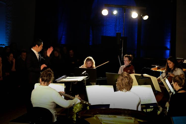 Koncentrationen fra musikerne lyste i mørket, da Athelas Sinfonietta Copenhagen spillede Hans Abrahamsens 'Schnee'. Foto: Mats Iversen Vangen