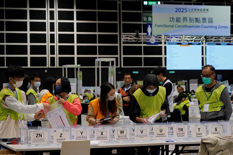 Kun kandidater, der er loyale over for de Kina-støttede myndigheder, kunne stille op til søndagens valg til den lovgivende forsamling i Hongkong Foto: Vernon Yuen/Ritzau Scanpix