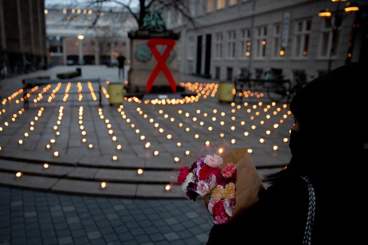 Around the world, candles are lit on December 1st to remember those who have died due to AIDS. Here at Trinitatis Church in Copenhagen in 2020. Arkivfoto: Finn Frandsen