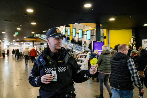 Politiet var massivt til stede mandag i det centrale Oslo. Centret blev evakueret, men er genåbnet igen. Foto: Stian Lysberg Solum/Ritzau Scanpix